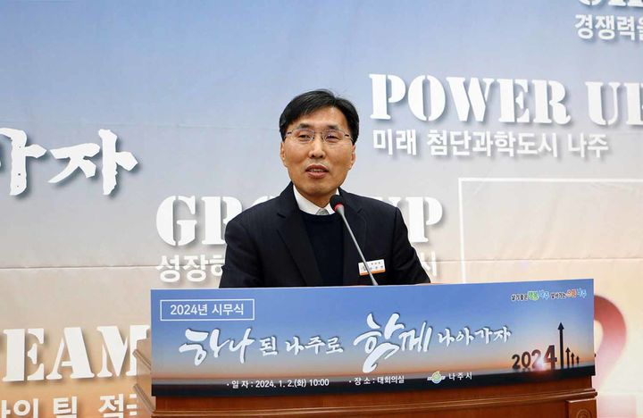 [나주=뉴시스] 안상현 제21대 신임 나주부시장이 지난 2일 2024년 시무식을 통해&nbsp; 취임 소감을 밝히고 있다.&nbsp; (사진=나주시 제공) 2024.01.03 photo@newsis.com *재판매 및 DB 금지