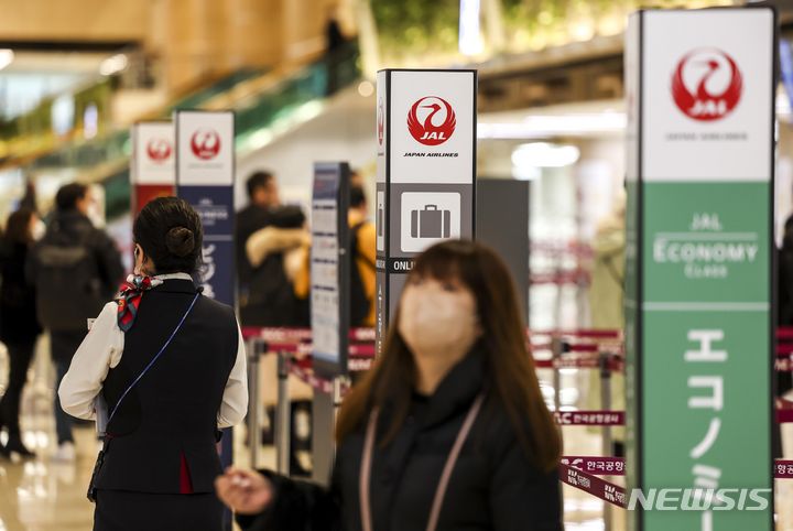 日, 영주권 조건에 '일본어 능력' 추가 검토…외국인 체류자격 '손질'