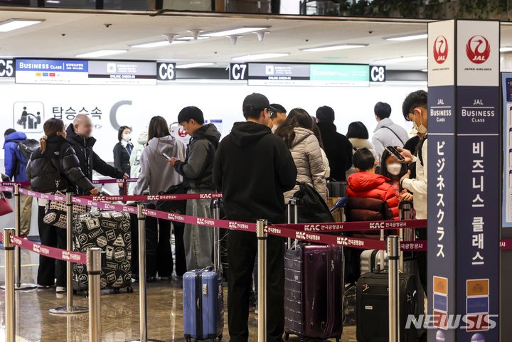 [서울=뉴시스] 정병혁 기자 = 3일 서울 강서구 김포국제공항 국제선 출국장 카운터에서 일본으로 향하는 여행객들이 출국 수속을 하고 있다.  2024.01.03. jhope@newsis.com