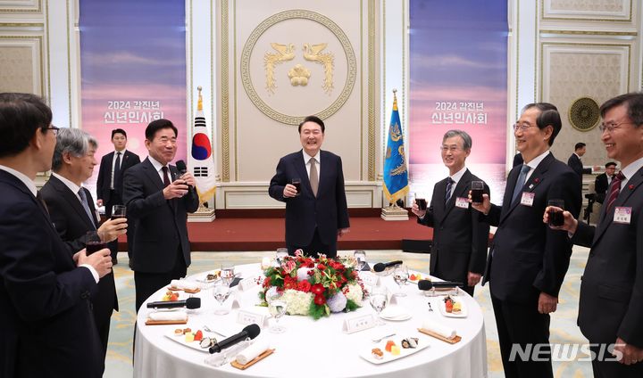 [서울=뉴시스] 조수정 기자 = 윤석열 대통령이 3일 청와대 영빈관에서 열린 2024년 신년인사회에서 김진표 국회의장의 건배제의에 잔을 들고 있다. 2024.01.03. chocrystal@newsis.com