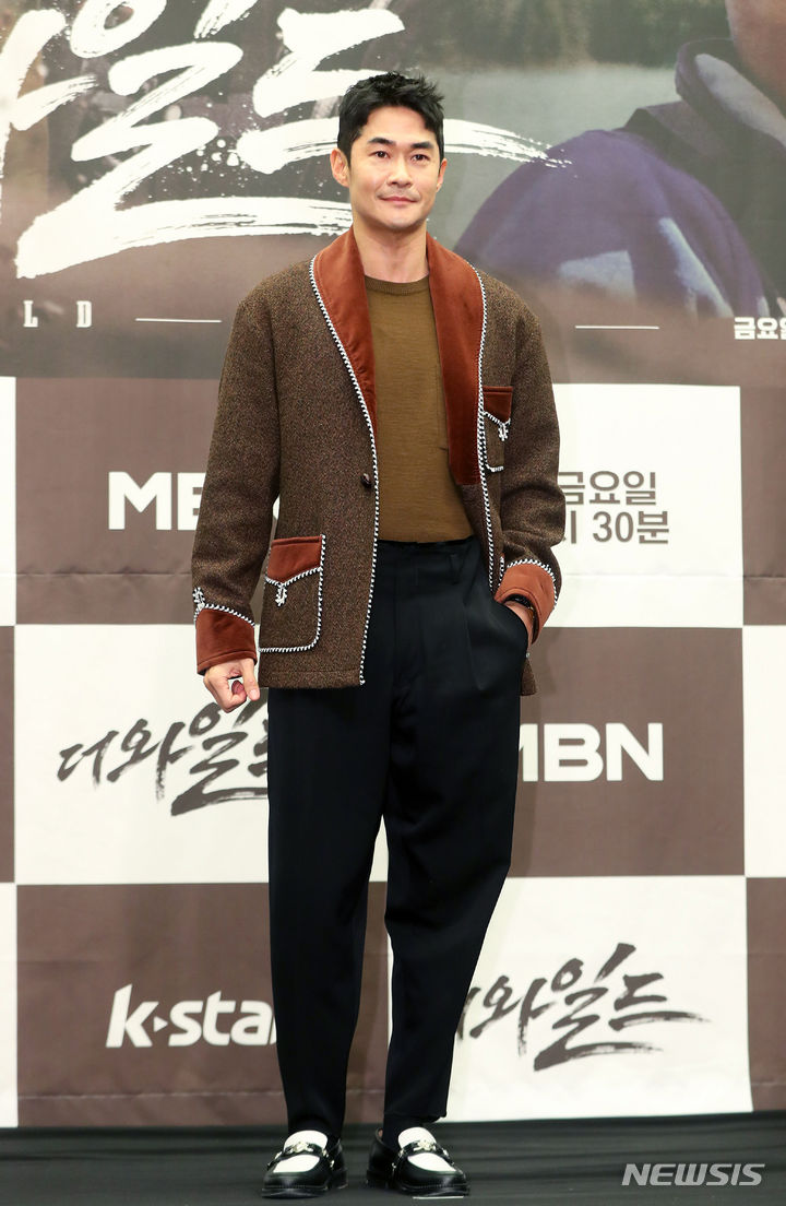 [서울=뉴시스] 김혜진 기자 = 방송인 배정남이 3일 오전 서울 마포구 상암동 스탠포드호텔에서 열린 MBN 새 예능 프로그램 '더 와일드' 제작발표회에서 포즈를 취하고 있다. 2024.01.03. jini@newsis.com