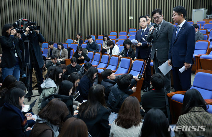 [서울=뉴시스] 고범준 기자 = 홍익표 더불어민주당 원내대표가 3일 오전 서울 여의도 국회에서 열린 비공개 비상의원총회를 마치고 취재진 질문에 답변하고 있다. 2024.01.03. bjko@newsis.com