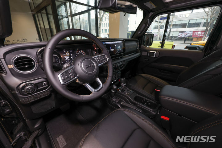 [서울=뉴시스] 황준선 기자 = 3일 오전 서울 송파구 지프 전용 전시장에서 '더 뉴 2024 지프 랭글러 (The New 2024 Wrangler)'가 공개되고 있다. 2024.01.03. hwang@newsis.com