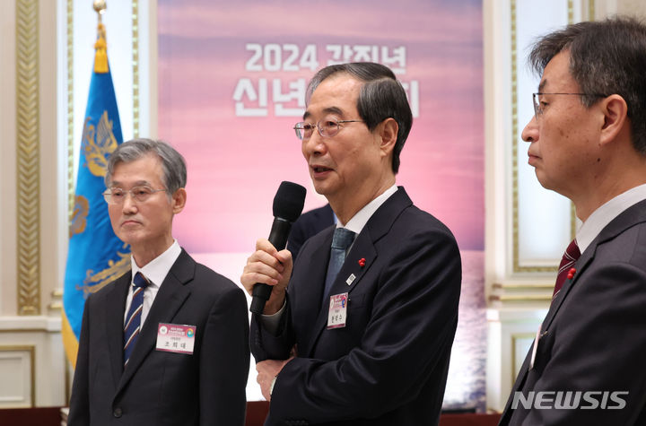 [서울=뉴시스] 조수정 기자 = 한덕수 국무총리가 3일 청와대 영빈관에서 열린 2024년 신년인사회에서 새해 다짐 발언을 하고 있다. 2024.01.03. chocrystal@newsis.com