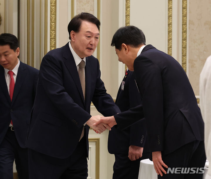 [서울=뉴시스] 조수정 기자 = 윤석열 대통령이 3일 청와대 영빈관에서 열린 2024년 신년인사회에 입장하며 오세훈 서울시장과 악수하고 있다. 2024.01.03. chocrystal@newsis.com