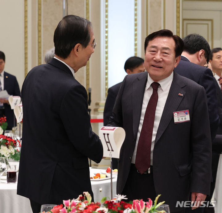 [서울=뉴시스] 조수정 기자 = 한덕수 국무총리와 김기문 중소기업중앙회장이 3일 청와대 영빈관에서 열린 2024년 신년인사회에 앞서 인사 나누고 있다. 2024.01.03. chocrystal@newsis.com