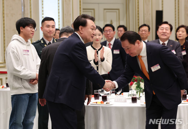 [서울=뉴시스] 조수정 기자 = 윤석열 대통령이 3일 청와대 영빈관에서 열린 2024년 신년인사회에 입장하며 최태원 대한상공회의소 회장과 인사나누고 있다. 2024.01.03. chocrystal@newsis.com