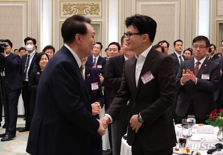 [서울=뉴시스] 조수정 기자 = 윤석열 대통령이 3일 청와대 영빈관에서 열린 2024년 신년인사회에 앞서 한동훈 국민의힘 비상대책위원장과 악수하고 있다. 2024.01.03. chocrystal@newsis.com