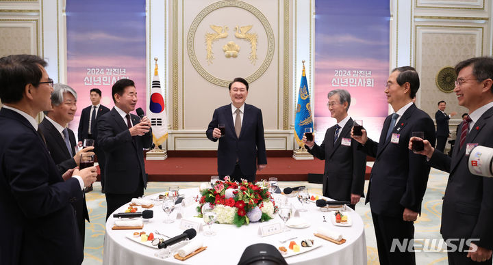 [서울=뉴시스] 조수정 기자 = 윤석열 대통령이 3일 청와대 영빈관에서 열린 2024년 신년인사회에서 김진표 국회의장의 건배제의에 건배하고 있다. 왼쪽부터 노태악 중앙선거관리위원장, 이종석 헌법재판소장, 김진표 국회의장, 윤 대통령, 조희대 대법원장, 한덕수 국무총리, 최재해 감사원장. 2024.01.03. chocrystal@newsis.com