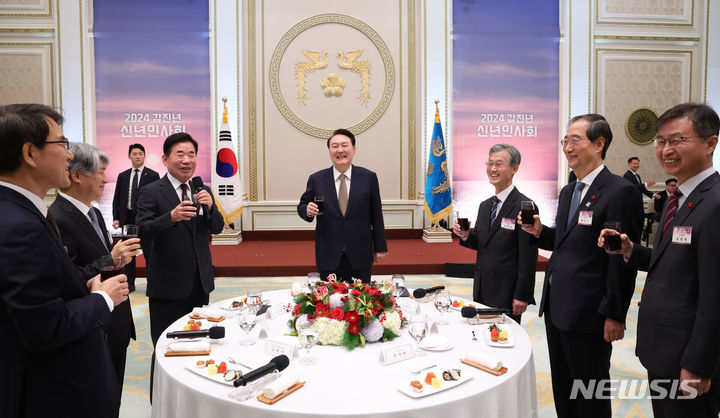 [서울=뉴시스] 조수정 기자 = 윤석열 대통령이 3일 청와대 영빈관에서 열린 2024년 신년인사회에서 김진표 국회의장의 건배제의에 건배하고 있다. 왼쪽부터 노태악 중앙선거관리위원장, 이종석 헌법재판소장, 김진표 국회의장, 윤 대통령, 조희대 대법원장, 한덕수 국무총리, 최재해 감사원장. 2024.01.03. chocrystal@newsis.com