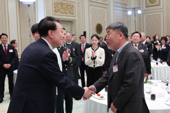[서울=뉴시스] 윤석열 대통령이 3일 청와대 영빈관에서 열린 2024년 신년인사회에앞서 김동명 한국노총 위원장과 악수하고 있다. (사진=대통령실 제공) 2024.01.03. photo@newsis.com *재판매 및 DB 금지