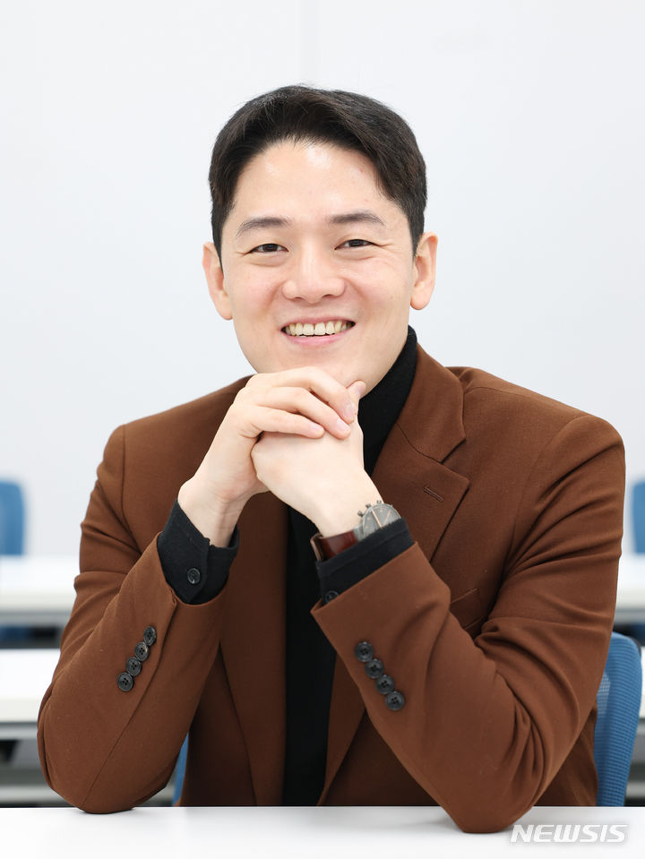 [서울=뉴시스] 황준선 기자 = 유튜브 채널 'Univ 찌룩'을 운영하는 최지욱 씨가 3일 서울 강남구의 한 사무실에서 뉴시스와 인터뷰에 앞서 포즈를 취하고 있다. 2024.01.03. hwang@newsis.com