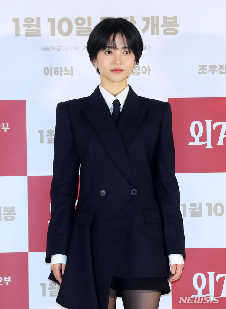 [서울=뉴시스] 김혜진 기자 = 배우 김태리가 3일 오후 서울 용산구 CGV 용산아이파크몰에서 열린 영화 '외계+인' 2부(감독 최동훈) 언론시사회에서 포즈를 취하고 있다. 2024.01.03. jini@newsis.com