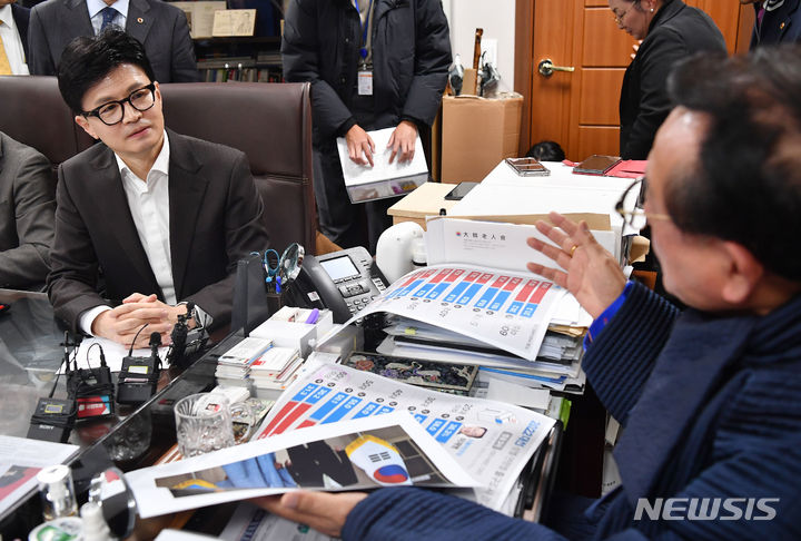 [서울=뉴시스] 국회사진기자단 = 한동훈 국민의힘 비상대책위원장이 3일 오후 서울 용산구 대한노인회 중앙회를 방문해 김호일 대한노인회장에게 민경우 전 비대위원의 '노인 비하' 발언 논란 사과 후 면담을 하고 있다. 2024.01.03. photo@newsis.com