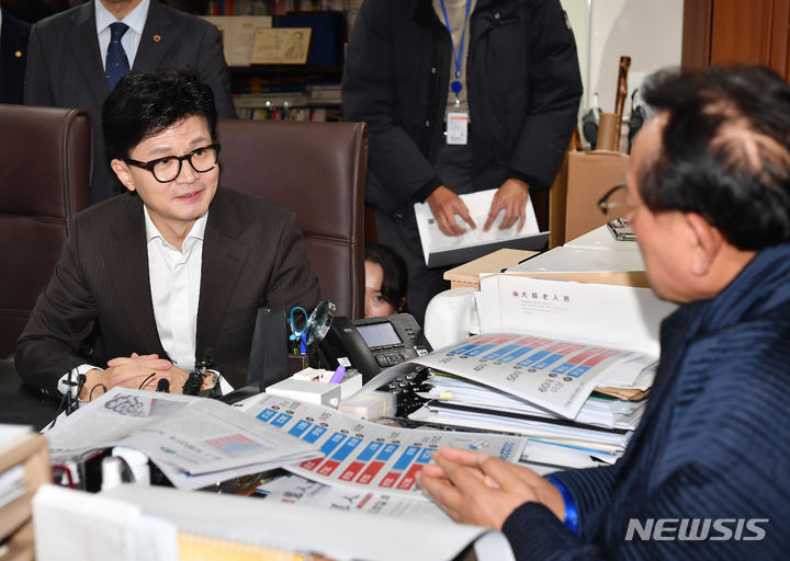 [서울=뉴시스] 국회사진기자단 = 한동훈 국민의힘 비상대책위원장이 3일 오후 서울 용산구 대한노인회 중앙회를 방문해 김호일 대한노인회장에게 민경우 전 비대위원의 '노인 비하' 발언 논란 사과 후 면담을 하고 있다. 2024.01.03. photo@newsis.com