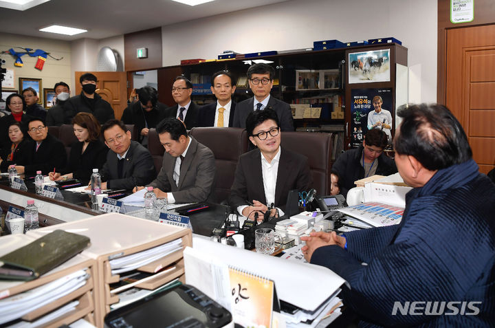 [서울=뉴시스] 국회사진기자단 = 한동훈 국민의힘 비상대책위원장이 3일 오후 서울 용산구 대한노인회 중앙회를 방문해 김호일 대한노인회장에게 민경우 전 비대위원의 '노인 비하' 발언 논란 사과 후 면담을 하고 있다. 2024.01.03. photo@newsis.com