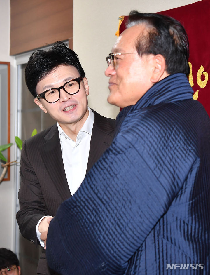 [서울=뉴시스] 국회사진기자단 = 한동훈 국민의힘 비상대책위원장이 3일 오후 서울 용산구 대한노인회 중앙회를 방문해 김호일 대한노인회장에게 민경우 전 비대위원의 '노인 비하' 발언 논란 사과 후 면담을 하고 있다. 2024.01.03. photo@newsis.com