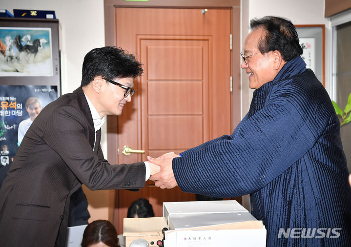 [서울=뉴시스] 국회사진기자단 = 한동훈 국민의힘 비상대책위원장이 3일 오후 서울 용산구 대한노인회 중앙회를 방문해 김호일 대한노인회장과 인사하고 있다. 2024.01.03. photo@newsis.com