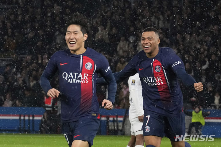 [파리=AP/뉴시스] 파리 생제르맹(PSG)의 이강인이 지난해 1월3일(현지시각) 프랑스 파리의 파르크 데 프랭스에서 열린 2023 트로페 데 샹피옹(프랑스 슈퍼컵) 툴루즈와의 경기 전반 3분 선제골을 넣고 킬리안 음바페와 기쁨을 나누고 있다. 이강인은 선제 결승 골로 PSG의 2-0 승리와 슈퍼컵 우승을 이끌며 MVP에도 선정됐다. 프랑스 슈퍼컵은 같은 시즌 프랑스 리그1 챔피언과 쿠프 드 프랑스(프랑스컵) 우승팀이 단판 승부로 우승을 가리는 대회다. 2024.01.04.