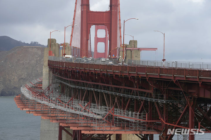 [샌프란시스코= AP/뉴시스] 금문교에 설치된 자살방지 철제 그물망. 2024. 01.04. 