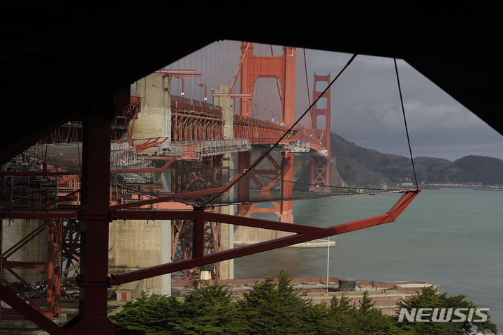 [샌프란시스코= AP/뉴시스] 금문교에 설치된 자살방지 철제 그물망. 2024. 01.04. 