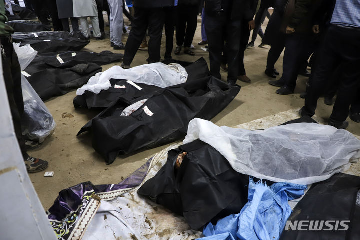 [케르만=AP/뉴시스] 3일(현지시간) 이란 케르만시에서 혁명수비대(IRGC) 정예부대 쿠드스군 사령관 가셈 솔레이마니 추모식 중 폭발 사고로 숨진 희생자들의 시신이 옮겨져 있다. 2024.01.04.