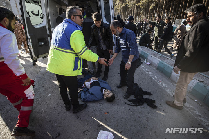[케르만=AP/뉴시스] 3일(현지시간) 이란 케르만시에서 혁명수비대(IRGC) 정예부대 쿠드스군 사령관 가셈 솔레이마니 추모식 중 폭발 사고가 발생해 부상자가 쓰러져 있다. 2024.01.04.