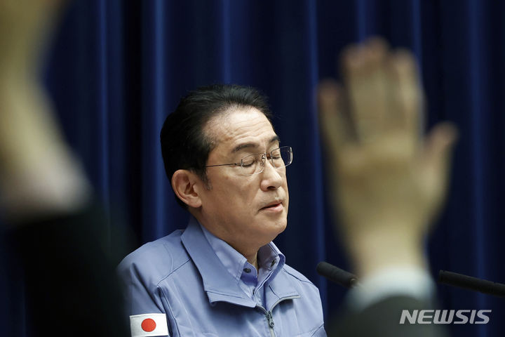 [도쿄=AP/뉴시스]일본 집권 자민당 파벌의 정치자금 문제를 수사하고 있는 도쿄지검이 기시다 후미오(岸田文雄) 총리가 수장을 맡았었던 '기시다파' 전(前) 회계 책임자를 입건할 방침이라고 아사히신문이 18일 보도했다. 사진은 기시다 총리가 지난 4일 도쿄 총리 관저에서 기자회견을 가지고 있는 모습. 2024.01.18.