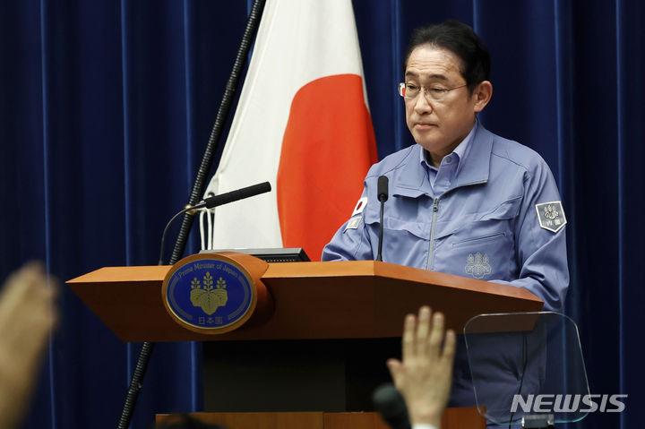 [도쿄=AP/뉴시스]기시다 후미오(岸田文雄) 일본 총리가 4일 도쿄 총리 관저에서 기자회견 후 기자들의 질문을 받고 있다. 2024.01.04.