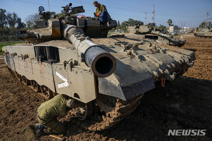 [가자지구=AP/뉴시스]&nbsp; 이스라엘 남부 가자지구 인근 주둔지에서 이스라엘 군인들이 4일 전차를 정비하고 있다. 2024.01.11.