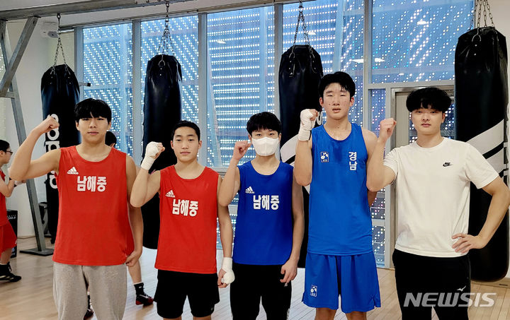 [남해=뉴시스] 차용현 기자 = 4일 경남 남해중학교 복싱부 김진서(왼쪽부터), 김수현, 정수빈, 박예찬 선수와 박찬의 코치가 남해실내체육관 내 복싱장에서 기념촬영을 하고 있다. 2024.01.04.con@newsis.com