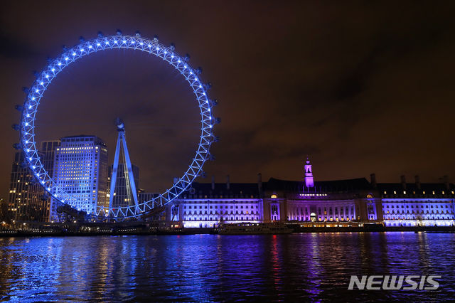 [런던=AP/뉴시스] 가디언 등 영국 매체가 3일(현지 시간) 런던을 대표하는 대형 관람차인 런던아이가 강풍으로 정지하고 정상에 있던 칸의 비상문이 뜯어지는 사고가 발생했다고 보도했다. (*내용과 관련 없는 사진) 2024.01.04. *재판매 및 DB 금지