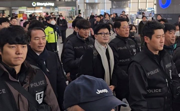 [광주=뉴시스] 김혜인 기자 = 국민의힘 한동훈 비상대책위원장이 4일 오후 광주 광산구 송정역에서 경찰 경호 속 이동하고 있다. 2024.01.04. (사진=독자제공) photo@newsis.com *재판매 및 DB 금지
