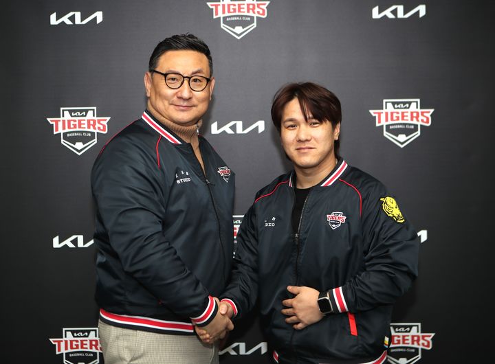 [서울=뉴시스] KIA 타이거즈는 4일 "김선빈과 계약 기간 3년, 계약금 6억원, 연봉 18억원, 옵션 6억원 등 총액 30억원에 프리에이전트(FA·자유계약선수) 계약을 맺었다"고 발표했다. 2024.01.04. (사진=KIA 타이거즈 제공) *재판매 및 DB 금지