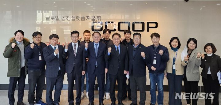 [남원=뉴시스] 김종훈 전북도 경제부지사와 남원 제너럴바이오 직원들이 기념촬영을 하고 있다.&nbsp; *재판매 및 DB 금지