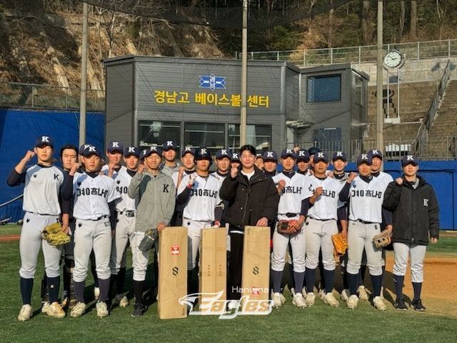 노시환(한화 이글스)이 모교에 총 2000만원 상당의 야구용품을 기부했다. 사진은 경남고를 찾은 노시환과 후배들. (사진=한화 제공) *재판매 및 DB 금지