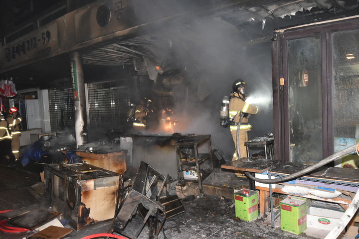 [서울=뉴시스]2022년 2월9일 송파구 잠실동 새마을시장 점포 화재 모습.(사진=서울시 제공) *재판매 및 DB 금지
