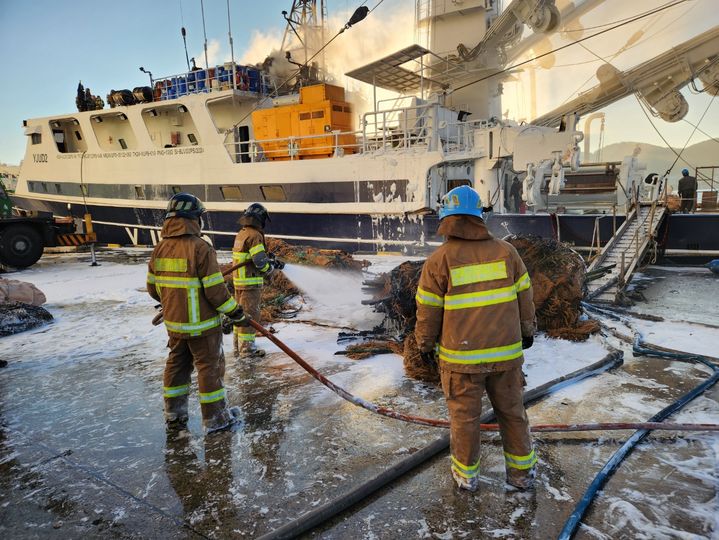 [부산=뉴시스] 4일 오후 부산 서구 감천항에 정박 중인 바누아트 선적 원양어선 A(2386t)호에서 불이 났다. (사진=부산소방재난본부 제공) *재판매 및 DB 금지