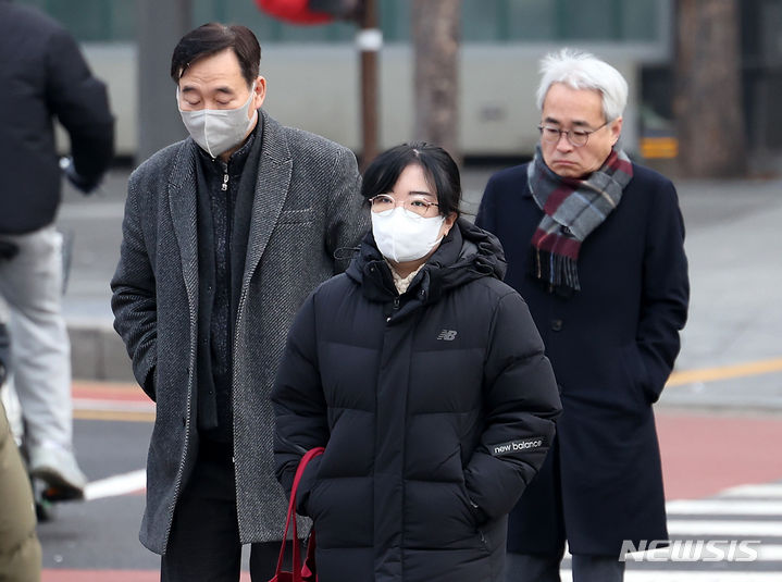 [서울=뉴시스] 김명년 기자 = 금요일인 오는 12일은 낮 최고기온이 영상권에 머무는 등 포근한 날씨를 보이겠다. 밤사이 낮아진 기온으로 녹은 눈이 얼어 빙판길이나 도로 살얼음이 나타나는 곳이 있겠으니 출근길 교통안전에 주의해야겠다. 사진은 지난 4일 오전 서울 영등포구 여의도역 인근에서 두꺼운 외투를 입은 시민들이 발걸음을 옮기고 있는 모습. 2024.01.04. kmn@newsis.com