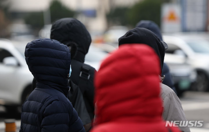 [서울=뉴시스] 김명년 기자 = 영하권 추위가 찾아온 4일 오전 서울 영등포구 여의도역 인근에서 두꺼운 외투를 입은 시민들이 횡단보도 신호를 기다리고 있다. 2024.01.04. kmn@newsis.com