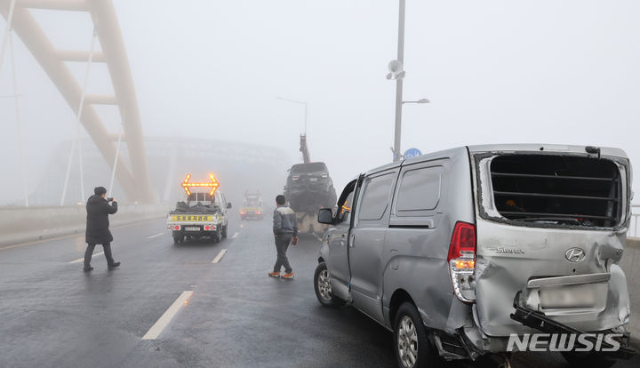 [세종=뉴시스] 지난 2024년 1월 4일 오전 5시24분께 세종시 세종동 금빛노을교에서 차량 30여 대가 도로 살얼음으로 미끄러져 추돌하는 사고가 발생해 관계자들이 사고현장을 수습하고 있다. photo@newsis.com