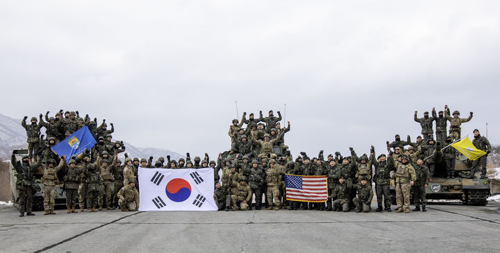 [서울=뉴시스] 육군은 경기도 포천 승진훈련장에서 새해 첫 한미연합 전투사격훈련을 실시했다고 4일 밝혔다. 사진은 훈련에 참가한 한미 연합전투단 장병들이 기념촬영 하는 모습. (사진=육군 제공) 2024.01.04. photo@newsis.com *재판매 및 DB 금지