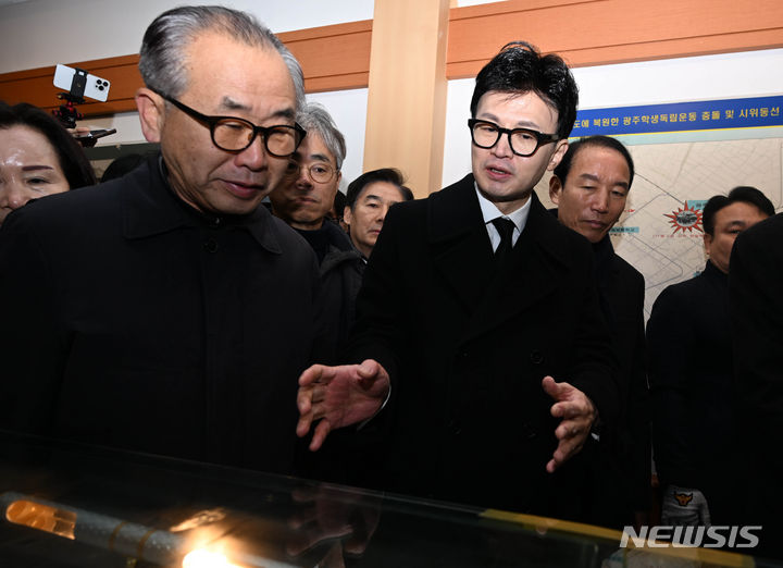[광주=뉴시스] 변재훈 기자 = 한동훈 국민의힘 비상대책위원장이 4일 오전 광주 북구 광주제일고 내 학생독립운동역사관에서 기념사업회 관계자로부터 운동 전개 과정 등에 대해 듣고 있다. 한 비대위원장은 새해 첫주 전국 순회 일정의 일환으로 이날 광주를 찾았다. 2024.01.04. wisdom21@newsis.com