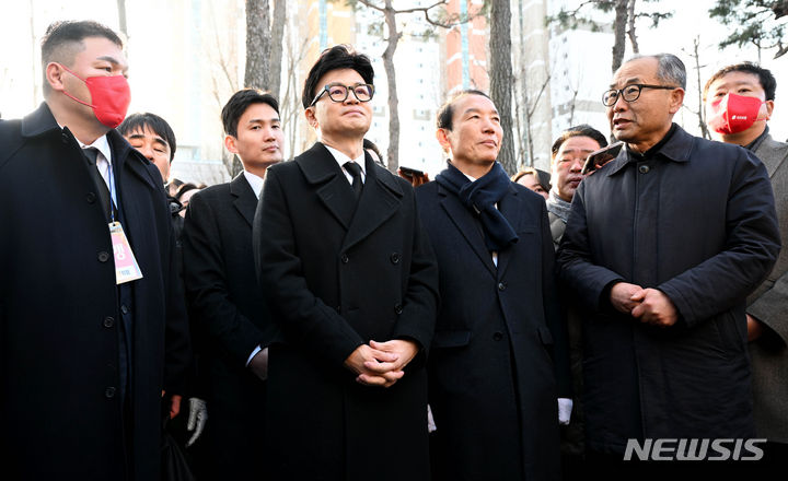 [광주=뉴시스] 변재훈 기자 = 한동훈 국민의힘 비상대책위원장이 4일 오전 광주 북구 광주제일고 내 학생독립운동기념탑에서 기념사업회 관계자로부터 항일투쟁 역사에 대해 듣고 있다. 한 비대위원장은 새해 첫주 전국 순회 일정의 일환으로 이날 광주를 찾았다. 2024.01.04. wisdom21@newsis.com