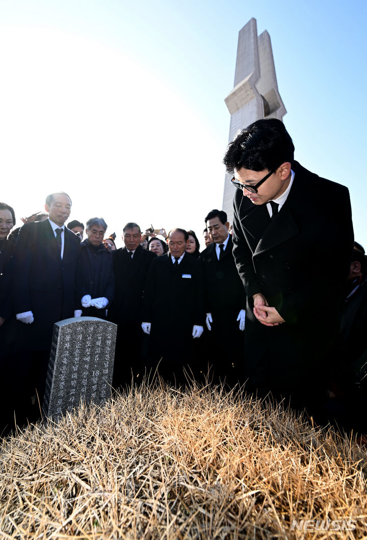 [광주=뉴시스] 김혜인 기자 = 한동훈 국민의힘 비상대책위원장이 4일 오전 광주 북구 운정동 국립5·18민주묘지를 찾아 오월 영령에 참배하고 있다. 2024.01.04. hyein0342@newsis.com