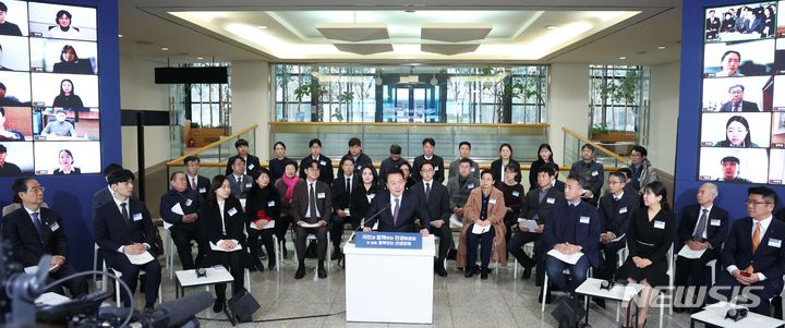 [용인=뉴시스] 조수정 기자 = 윤석열 대통령이 4일 경기 용인 중소기업인력개발원에서 열린 국민과 함께하는 민생토론회에서 발언하고 있다. 2024.01.04. chocrystal@newsis.com