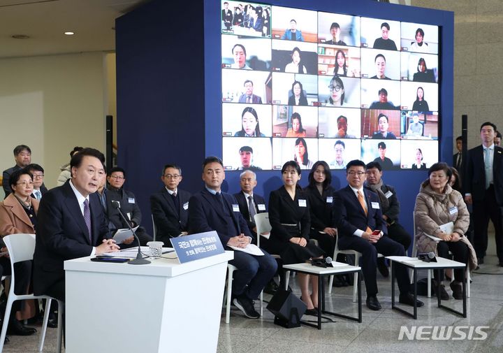 [용인=뉴시스] 조수정 기자 = 윤석열 대통령이 4일 경기 용인 중소기업인력개발원에서 열린 국민과 함께하는 민생토론회에서 발언하고 있다. 2024.01.04. chocrystal@newsis.com