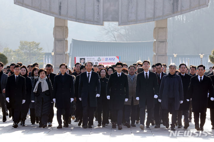 [광주=뉴시스] 김혜인 기자 = 한동훈 국민의힘 비상대책위원장이 4일 오전 광주 북구 운정동 국립5·18민주묘지를 찾아 참배단을 햐하고 있다. 2024.01.04. hyein0342@newsis.com