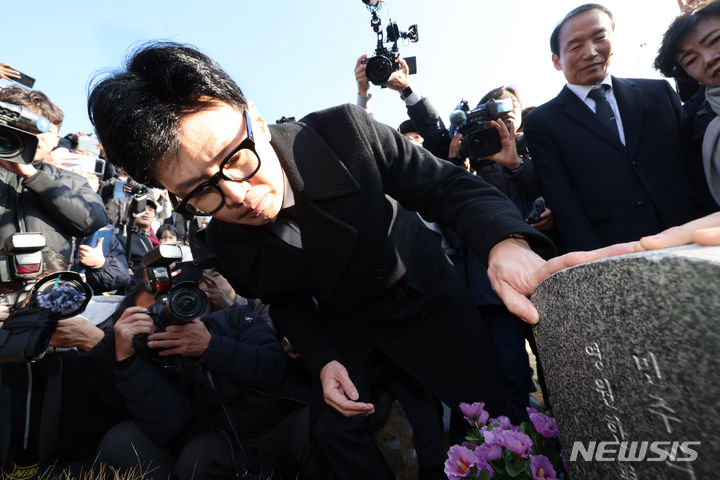 [광주=뉴시스] 김혜인 기자 = 한동훈 국민의힘 비상대책위원장이 4일 오전 광주 북구 운정동 국립5·18민주묘지를 찾아 오월 영령에 참배하고 있다. 2024.01.04. hyein0342@newsis.com