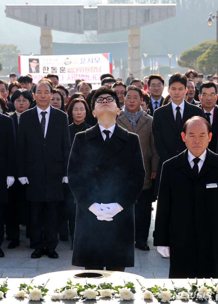 [광주=뉴시스] 김혜인 기자 = 한동훈 국민의힘 비상대책위원장이 4일 오전 광주 북구 운정동 국립5·18민주묘지를 찾아 참배에 앞서 헌화·분향하고 있다. 2024.01.04. hyein0342@newsis.com